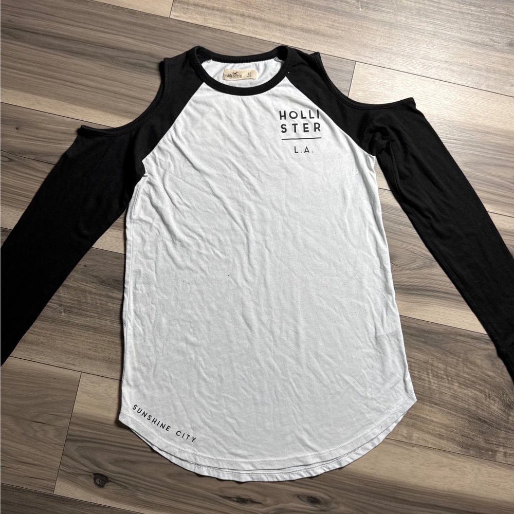 Hollister Womens XS Cold Shoulder Raglan Graphic Tee White Black Sunshine City